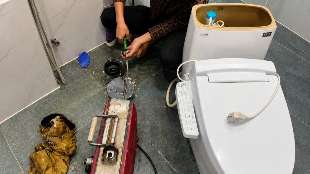 Thông tắc bồn cầu không cần đục phá: Giải pháp xử lý nhanh trong 30 phút cho nhà phố & chung cư 2 Thông tắc bồn cầu không đục phá hiệu quả, sạch sẽ, xử lý nhanh