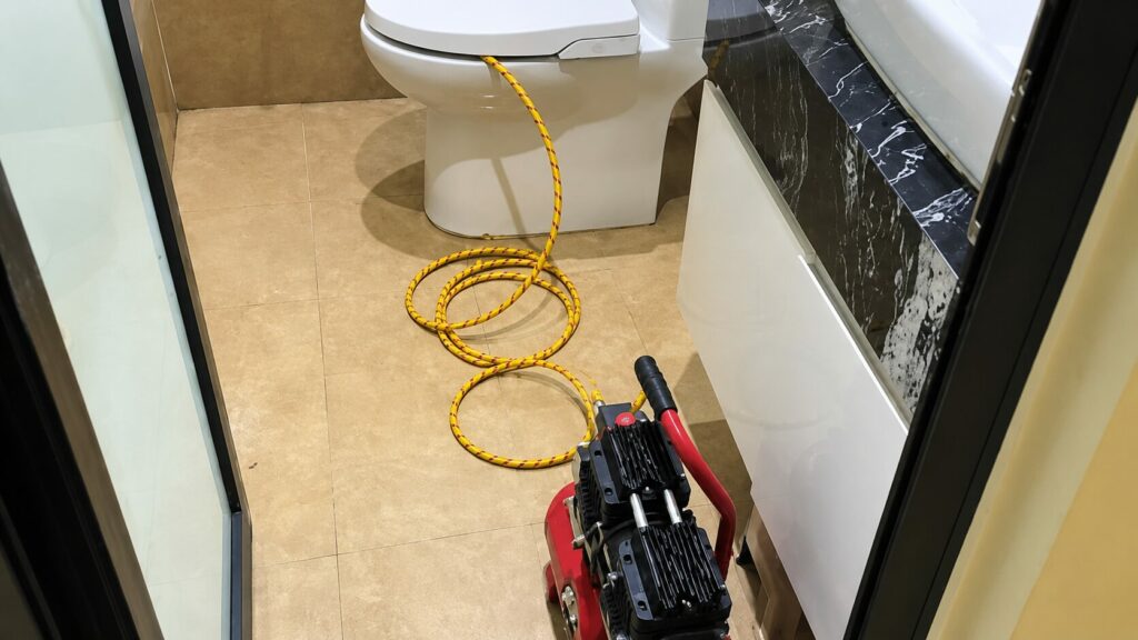 Thông tắc bồn cầu không cần đục phá: Giải pháp xử lý nhanh trong 30 phút cho nhà phố & chung cư 1 Thông tắc bồn cầu không đục phá hiệu quả, sạch sẽ, xử lý nhanh